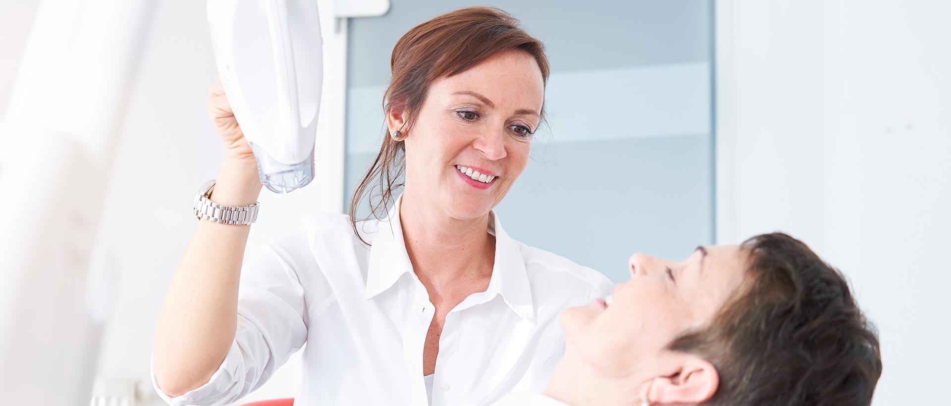 Bleaching mit Lampe in der Zahnarztpraxis Chic Dentique